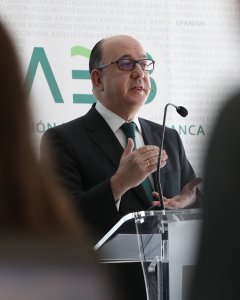 El presidente de la Asociación Española de Banca (AEB), José María Roldán, presenta los resultados del sector en 2017. EFE/J.J. Guillen