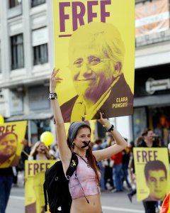 Manifestants a València amb cartells contra la repressió política i judicial / EFE