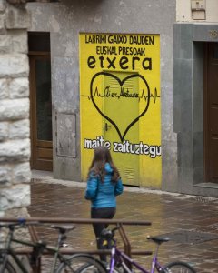 Un mural reclama la libertad de los presos de ETA enfermos en el Casco Medieval de Vitoria. EFE/ David Aguilar