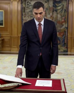 02/06/2018.- El líder del PSOE, Pedro Sánchez, ha prometido hoy ante el Rey el cargo de presidente del Gobierno, en un acto en el Palacio de la Zarzuela en el que la novedad ha sido que por primera vez en democracia, lo ha hecho ante la Constitución, pero