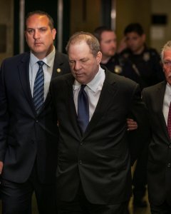 Harvey Weinstein es conducido por policías a la Corte Suprema de Manhattan. /REUTERS