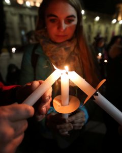 Víctimas de abusos sexuales por parte la Iglesia Católica chilena se manifiestan frente a la catedral de Santiago de Chile. / Reuters