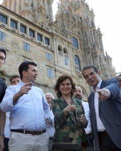 La vicepresidenta del Gobierno, Carmen Calvo junto al secretario general del PSdeG, Gonzalo Caballero, y el responsable de la Federación Española de Municipios y Provincias, Abel Caballero. EFE/Xoán Rey