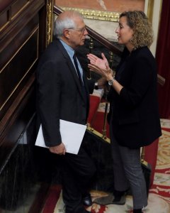 El ministro de Asuntos Exteriores Josep Borrell, conversa con la diputada del PSOE Carlota Merchán, durante la sesión de control en el Congreso de los Diputados.- EFE/Juan Carlos Hidalgo