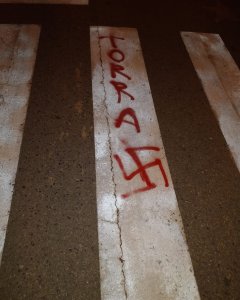 Pintada realitzada per grup d'ultradreta als carrers de Verges