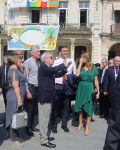 El presidente del Gobierno de España, Pedro Sánchez (c), y su esposa María Begoña Gómez (d) escuchan al historiador cubano, Eusebio Leal (c-i), acompañados por el presidente de Cuba, Miguel Díaz Canel (2-i), y su esposa, Lis Cuesta Peraza (i), en La Haban