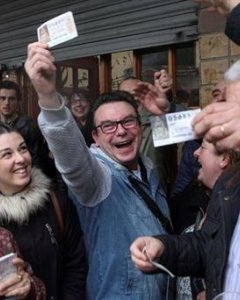 Vecinos de Arangoiti celebran el primer premio de la Lotería del Niño de este año. Foto: EFE