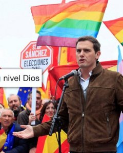 “Pinkwashing de libro”: los tuiteros analizan la foto de Albert Rivera con banderas LGTB en Colón