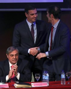 El presidente del Gobierno, Pedro Sánchez (c), saluda al hijo del jurista Tomás y Valiente, Francisco Tomás y Valiente (d), en presencia del vicepresidente del Ateneo, José Antonio García Regueiro (i), durante el acto celebrado en el Ateneo de Madrid. EFE