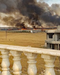 Así se aproximaban las llamas a la posición de la milicia kurda de las YPG donde se hallaba el miliciano español Agit, en las proximidades de Karmisli. Foto cedida por YPG.