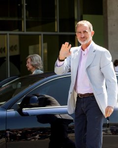 El rey Felipe VI ha acudido este sábado, junto a la reina emérita Sofía, al Hospital Universitario Quirón Salud-Madrid de Pozuelo de Alarcón (Madrid) en el que está siendo intervenido quirúrgicamente don Juan Carlos para conocer la evolución de la operaci