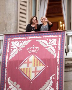 Ada Colau i Manuela Carmena al balcó de l'Ajuntament de Barcelona. EFE / Marta Pérez