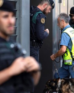 23/09/2019.- Registro que los agentes de la Guardia Civil han llevado a cabo este lunes en la vivienda sita en la calle Antoni Cusido de Sabadell (Barcelona), perteneciente a una de las nueve personas detenidas este lunes en Cataluña, vinculadas a los Com