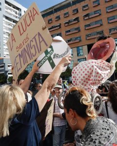 03/10/2019 - Carteles en la concentración de apoyo a las tres acusadas por un delito contra los sentimientos religiosos. EFE/ José Manuel Vidal