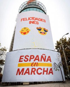 30/10/2019 - La fachada de la sede de Cs con un mensaje felicitando a Inés Arrimadas por el anuncio de su embarazo. / EFE - CIUDADANOS