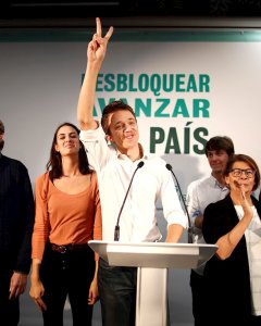 10/11/2019.- El candidato al Congreso por Más País, Íñigo Errejón (c), en su comparecencia ante los medios de comunicación para valorar los resultados en las elecciones generales celebradas hoy Domingo. EFE / Javier López Hernández.