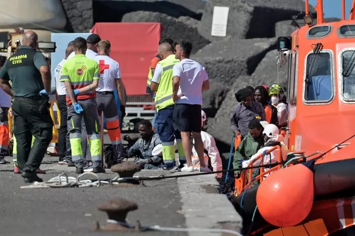 Sin rastro de los 54 desaparecidos en el naufragio del cayuco en El Hierro mientras llegan más de 100 migrantes en otros dos