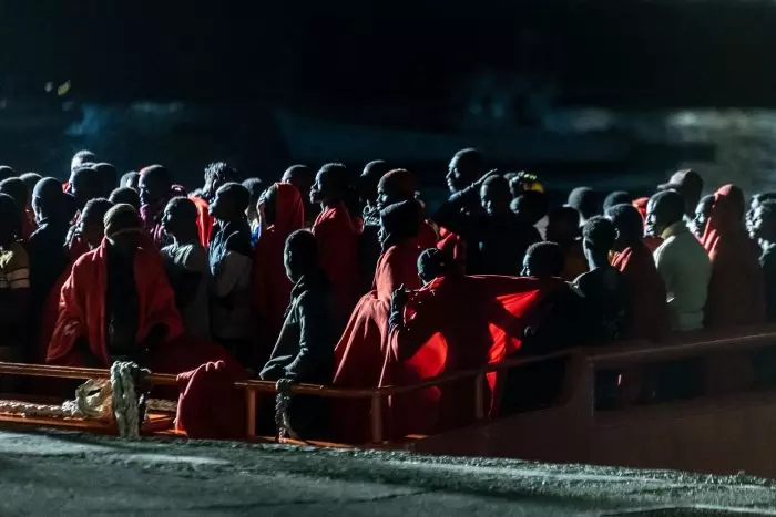 Gran Canaria recibe el mayor cayuco de su historia: 231 personas a bordo, 58 de ellas menores