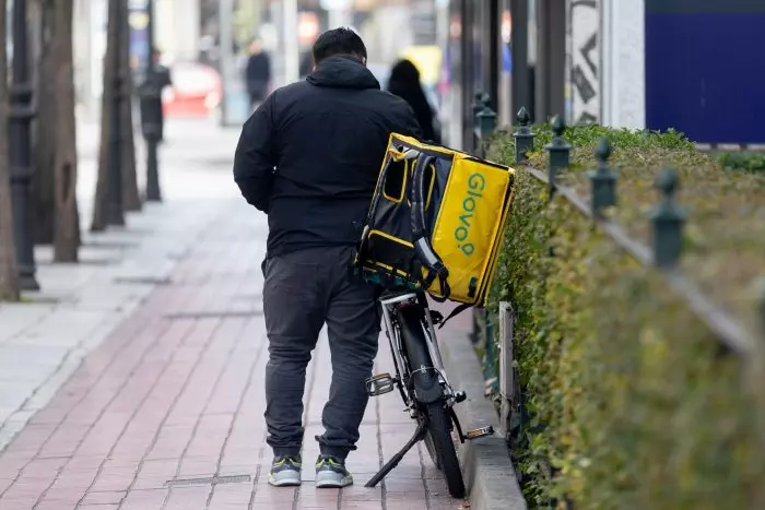 Un juez condena a Glovo a contratar como asalariados a 3.312 falsos autónomos