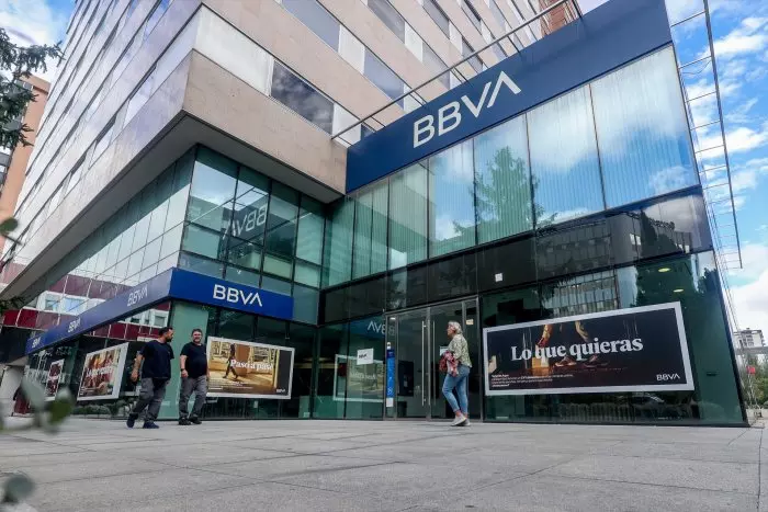 La Comisión Europea da luz verde a la OPA de BBVA sobre Banco Sabadell