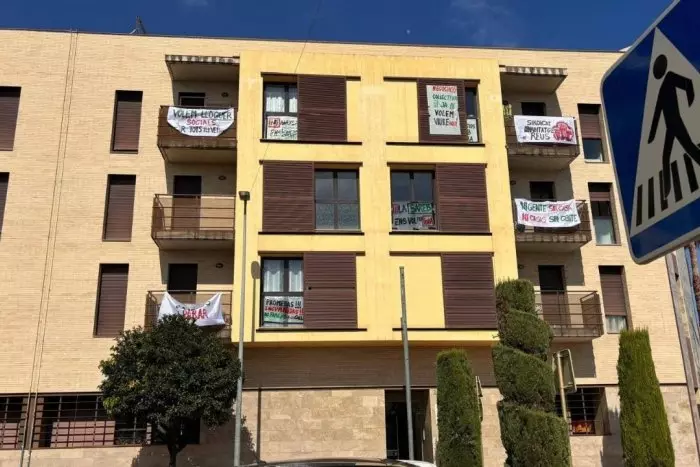 La presión social frena un macrodesahucio de un edificio de la Sareb en Tarragona