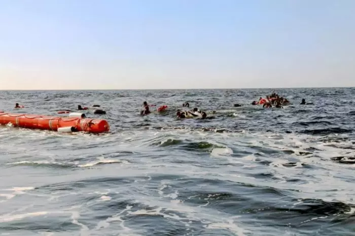 Denuncian la separación de familias migrantes a punta de pistola en un bote a punto de hundirse en el Mediterráneo