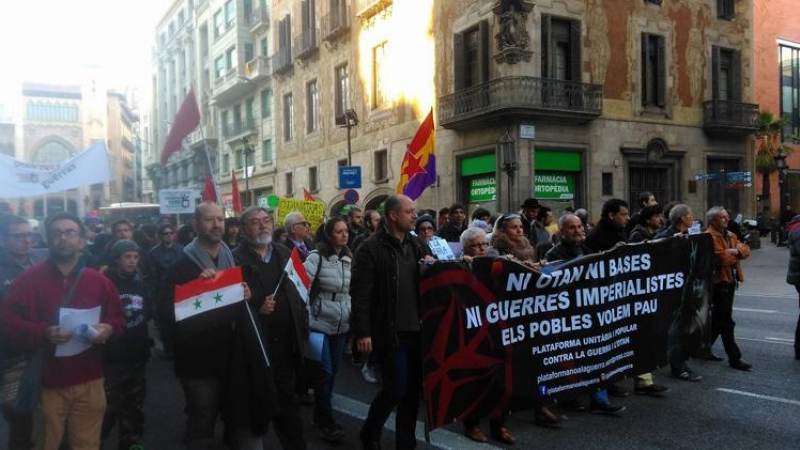 Manifestación en Barcelona para pedir la inmediata salida de España de la OTAN y el cierre de las bases militares. / LAURA SAFONT