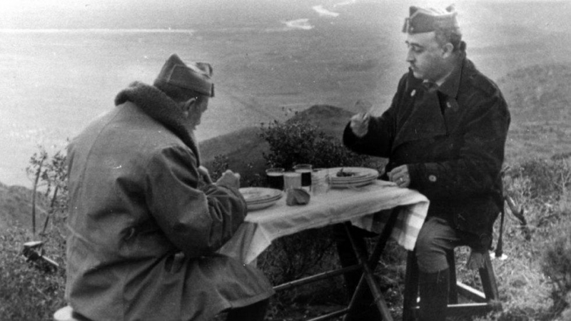 El general Franco almorzando con el general Dávila durante la Guerra Civil española. Archivo EFE