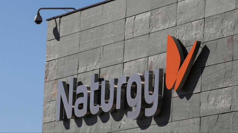 El logo de Naturgy en su sede en la madrileña Avenida de San Luis. REUTERS