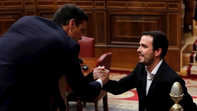 El coordinador de Izquierda Unida, Alberto Garzón (d), saluda al candidato a la Presidencia del Gobierno, Pedro Sánchez (i), tras su intervención ante el pleno del Congreso de los Diputados en la primera jornada de la sesión de investidura de Pedro Sánche