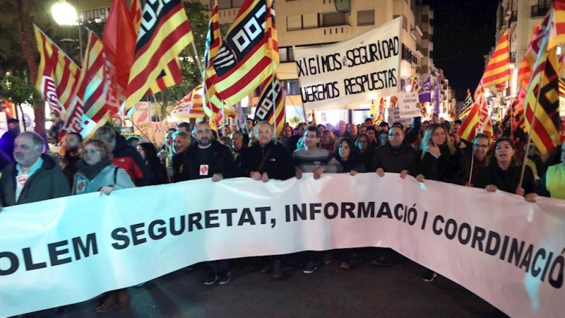 Capçalera de la manifestació d'aquesta tarda per reclama seguretat a la petroquímica. EFE / JAUME SANJUAN