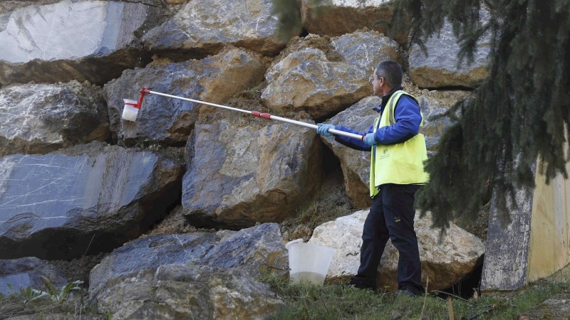 20/02/2020.-Un trabajador del URA, Agencia Vasca del Agua, toma muestras donde se produjo el derrumbamiento del vertedero de Zaldibar. EFE/Luis Tejido.