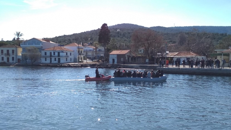 Lancha remolcada en el puerto de Zerni. JESÚS CUEVAS.