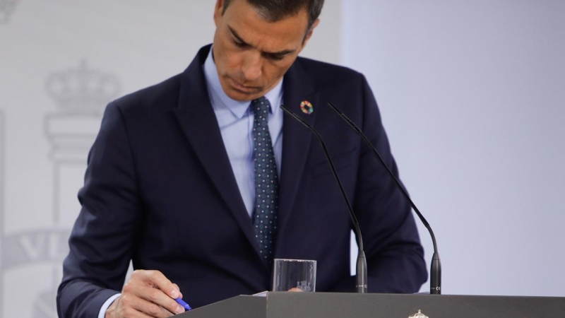 El presidente del Gobierno, Pedro Sánchez, toma nota de las preguntas en una rueda de prensa en el Palacio de la Moncloa. E.P./R.Rubio/POOL