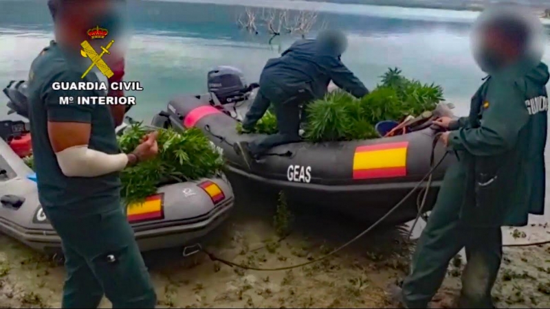 Agentes del GEAS transportan las plantas y el generador en lancha, a través del embalse oscense de El Grado. / Guardia Civil