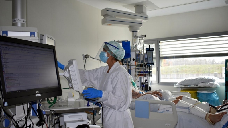 Un dels boxs de l'UCI de l'hospital Santa Caterina de Salt amb un pacient ingressat per coronavirus.