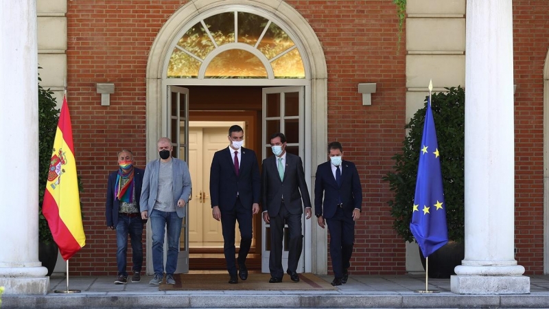 El presidente del Gobierno, Pedro Sánchez, desciende la escalinata del edificio del Consejo de Ministros para iniciar el acto de firma del Pacto por la Reactivación Económica y el Empleo junto a Gerardo Cuerva, presidente de CEPYME; Pepe Álvarez, secretar