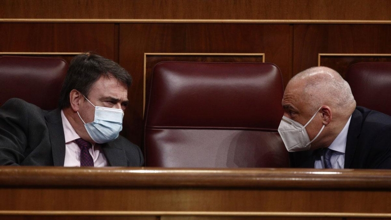 El portavoz parlamentario del PNV, Aitor Esteban, y el secretario general del Grupo Socialista en el Congreso, Rafael Simancas, durante una sesión de Control al Gobierno en el Congreso. E. Parra POOL / Europa Press