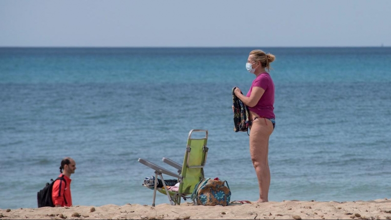 Una mujer utiliza la mascarilla en la playa de Palma de Mallorca, el pasado miércoles.