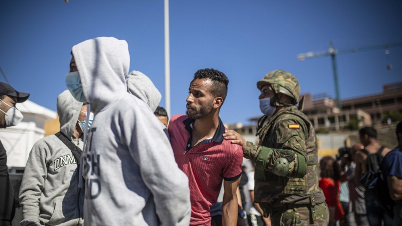 Algunos jóvenes esperan a volver a Marruecos tras haber cruzado la frontera hacia Ceuta.