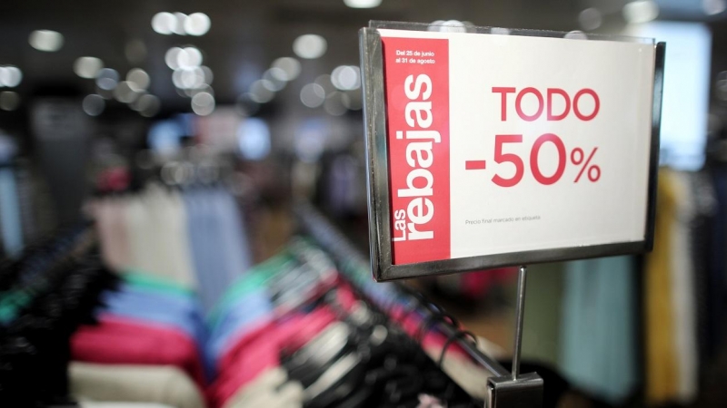 Cartel de rebajas en un perchero con camisas en la tienda de El Corte Inglés en la calle Preciados, de Madrid. E.P./Eduardo Parra