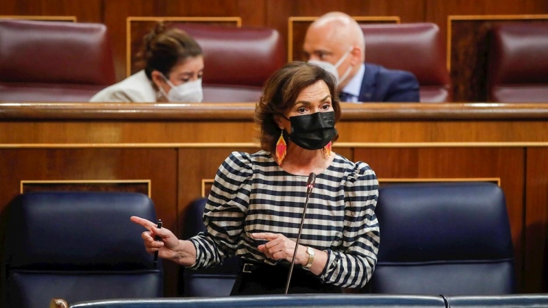 09/06/2021.- La vicepresidenta primera del Gobierno, Carmen Calvo, responde a una pregunta de la oposición durante una nueva sesión de control al Gobierno este miércoles en el Congreso de los Diputados. EFE/Juan Carlos Hidalgo