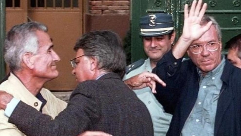 Felipe González abraza a José Barrionuevo, ex ministro del Interior de España que como Rafael Vera, ingresa a la prisión de Guadalajara en 1995.