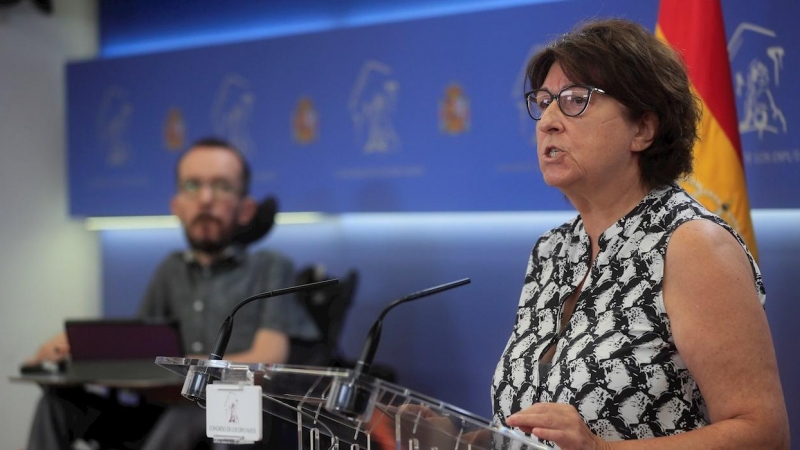 01/07/2021.- La portavoz de Sanidad de Unidas Podemos, Rosa Medel, da una rueda de prensa en presencia del portavoz de la formación en el Congreso, Pablo Echenique, este jueves en el Congreso de los Diputados. EFE/Fernando Alvarado