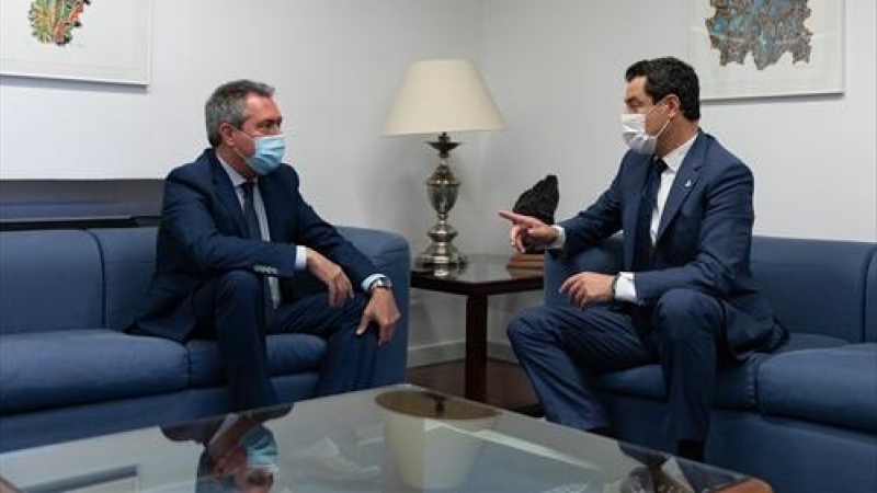 Reunión entre el presidente de la Junta, Juanma Moreno (d), y el candidato del PSOE-A a la presidencia de la Junta, Juan Espadas (i) a 24 de junio del 2021 en el parlamento andaluz.