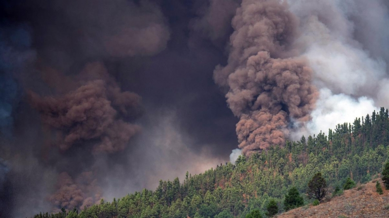 El monte Cumbre Vieja entra en erupción arrojando una columna de humo, ceniza y lava como se ve desde Los Llanos de Aridane en la isla canaria de La Palma, a 19 de septiembre de 2021.