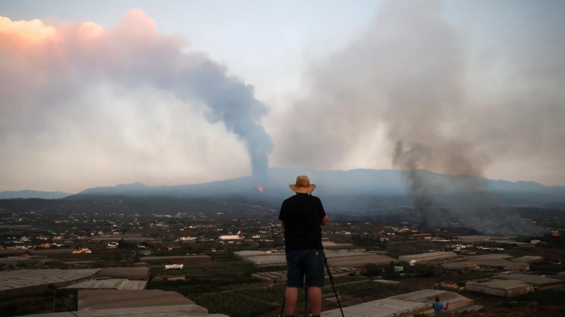 Un hombre observa la nube de cenizas del Cumbre Vieja, en La Palma.