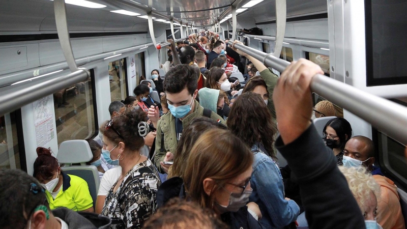 Pasajeros en uno de los trenes de cercanías de la estación ded Chamartín, en Madrid.