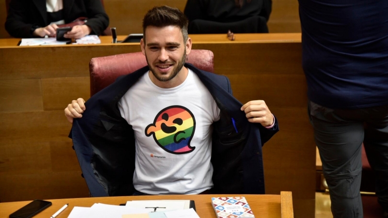 El portavoz de Compromís en las Cortes, Fran Ferri, enseña una camiseta en la que está impresa 'Gaysper': el fantasma utilizado por Vox que se ha convertido en icono LGTBI, a 16 de mayo de 2019.