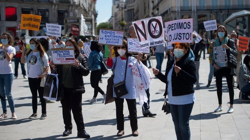 Varios enfermeros y enfermeras se concentran en la Puerta del Sol con motivo del Día Internacional de la Enfermería, a 12 de mayo de 2021.